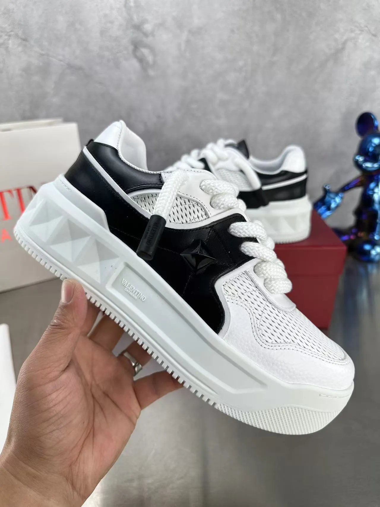 👟👟Ex-factory price 640👟👟 🔺Valentino🔺Valentino new casual shoes 2023 latest model hot style for catwalk couples, thick shoelaces, the same style as Elsa Hosk, Zhang Yixing, Guan Xiaotong and many other stars 🔥 Top version + lasting process, full oil edge on the upper. Fabric: Customized cowhide + cowhide lining with breathable mesh. Outsole: original molded TPU thickened outsole. Size for women is 35-40. Men’s size is 39-45.